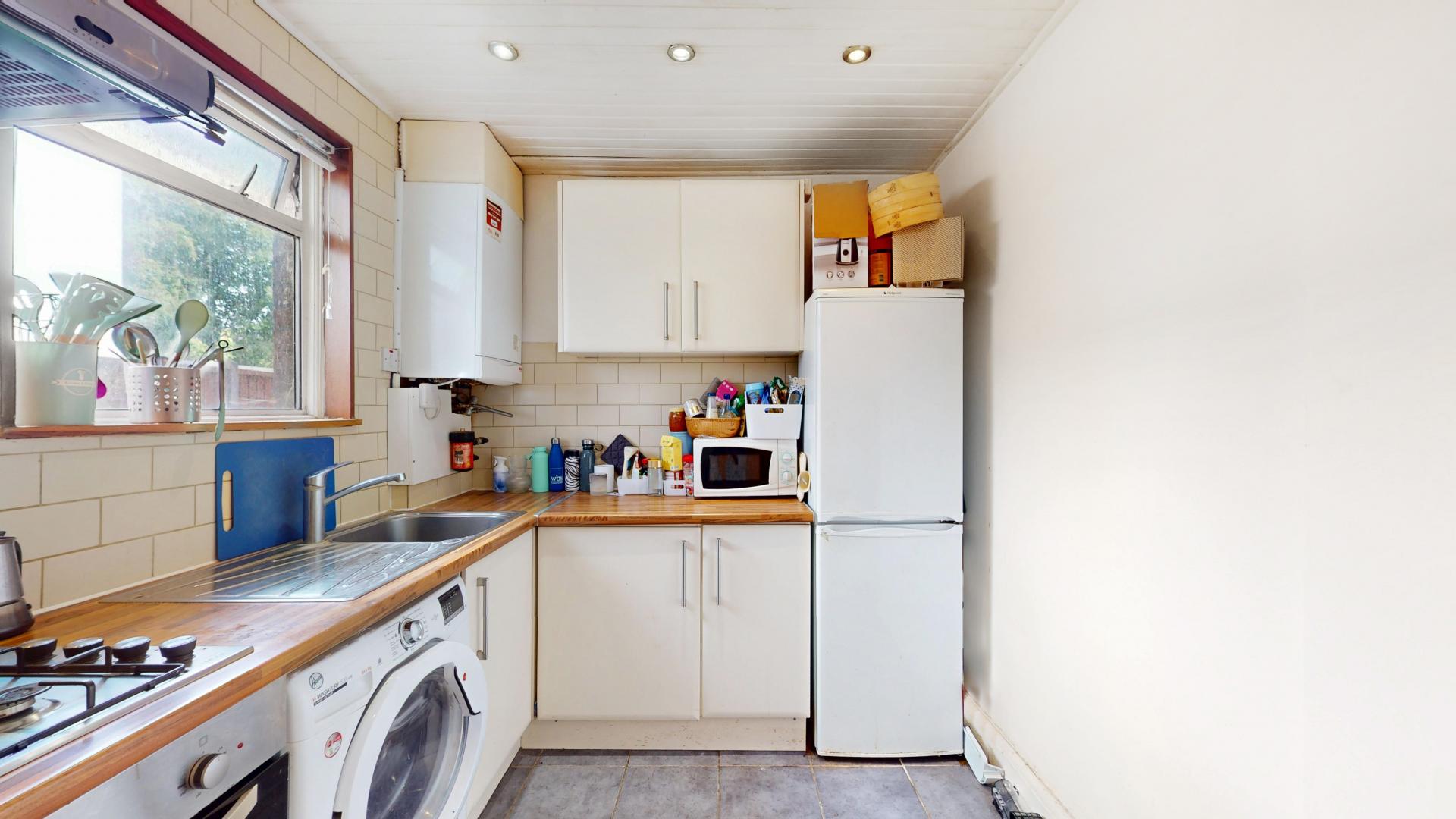 			3 Bedroom, 2 bath, 1 reception Flat			 Blenheim Gardens, Willesden Green